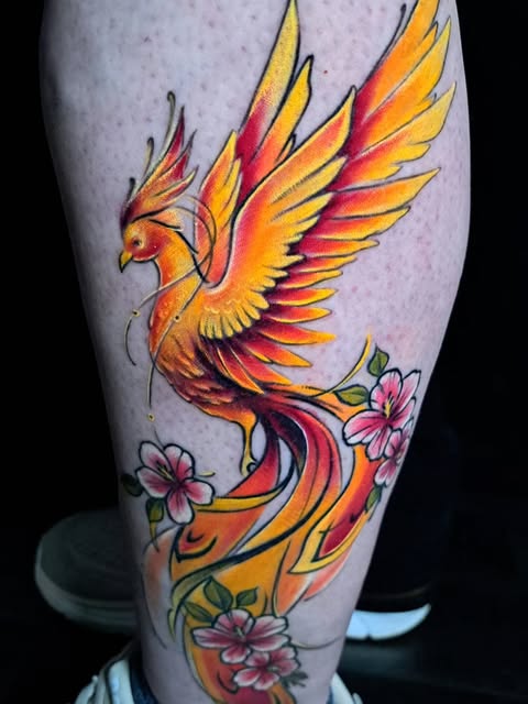 Farbiges Phönix-Tattoo am Unterschenkel
