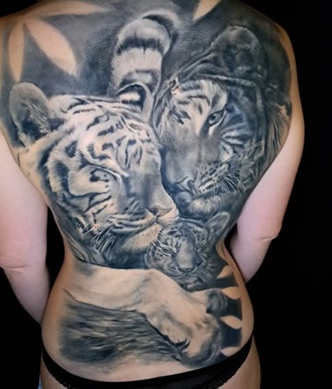 Großflächiges Tiger-Rückentattoo in Black & Grey, Arbeit von Patrick